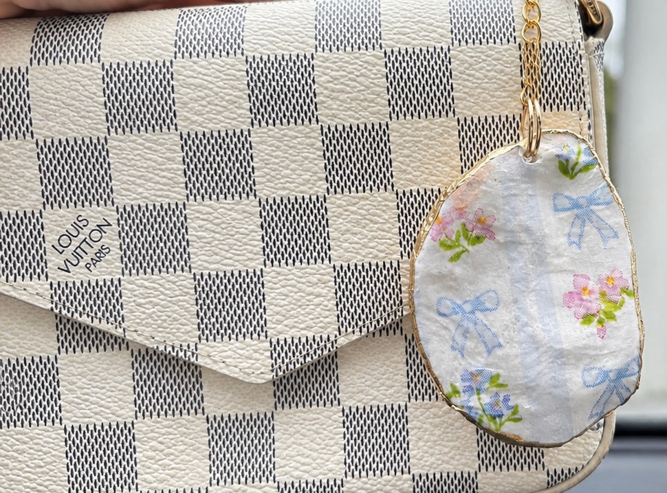 🎀 Handmade Oyster Shell Keychains – Floral Bow