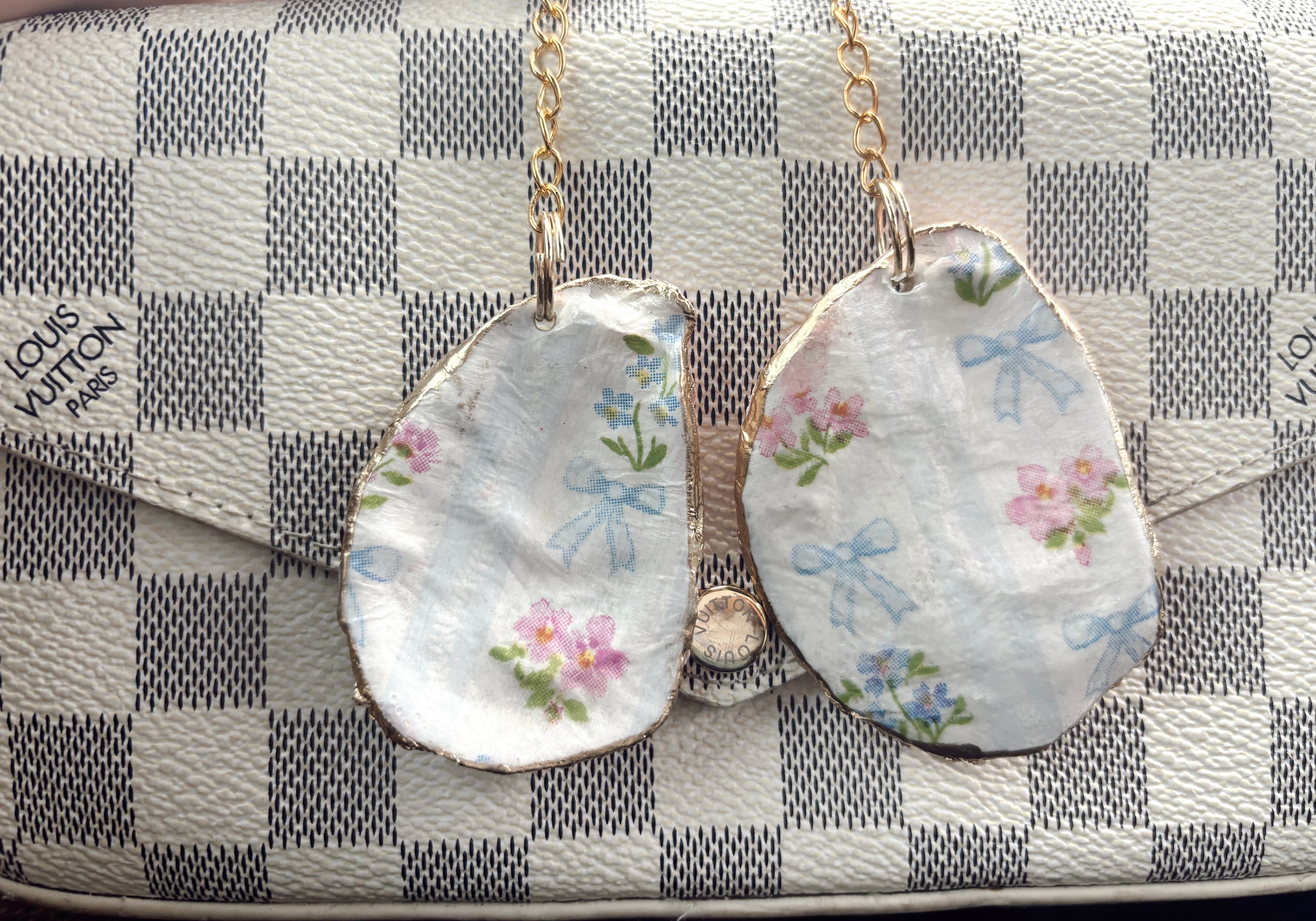 🎀 Handmade Oyster Shell Keychains – Floral Bow